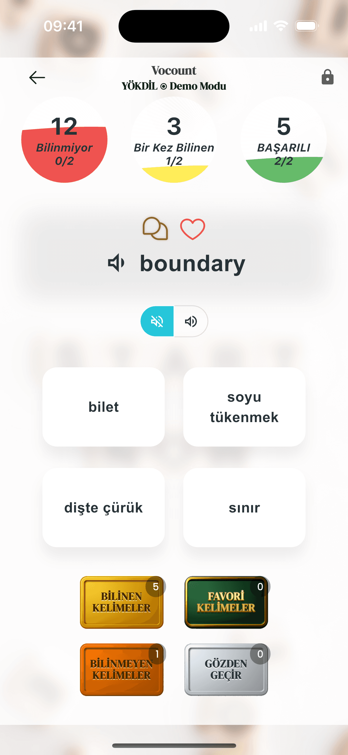 Vocount Unknown Words listesi ve favorites işlemi aynı panelde gösteriliyor. Bu ekran iOS ve Android uygulamasını temsil eder.
